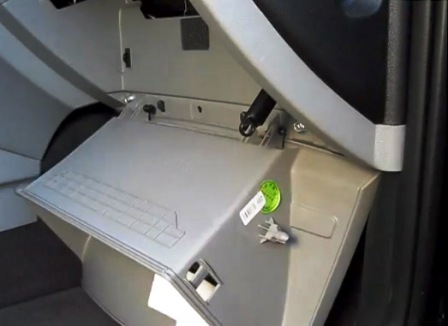 Открываем бардачок полностью Hyundai Elantra IV