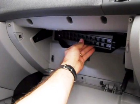 Снимаем крышку салонного фильтра Hyundai Elantra IV