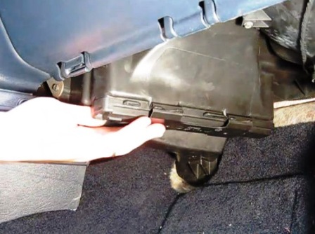 Крышка салонного фильтра Dodge Caravan IV