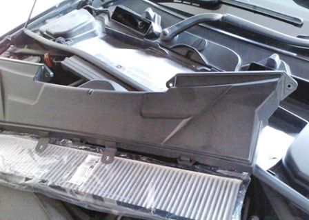 Снимаем крышку и меняем салонный фильтр BMW E90
