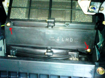 Откручиваем крышку салонного фильтра Mitsubishi Lancer IX