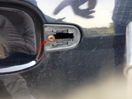 Откручиваем болт на внешней ручке двери Ford Focus 2
