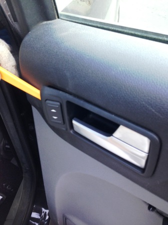 Поддеваем ручку открывания двери Ford Focus 2