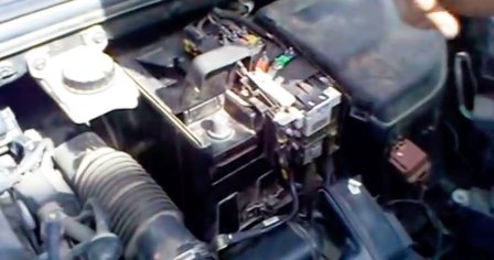 Откручиваем провод на кожухе аккумулятор Peugeot 308
