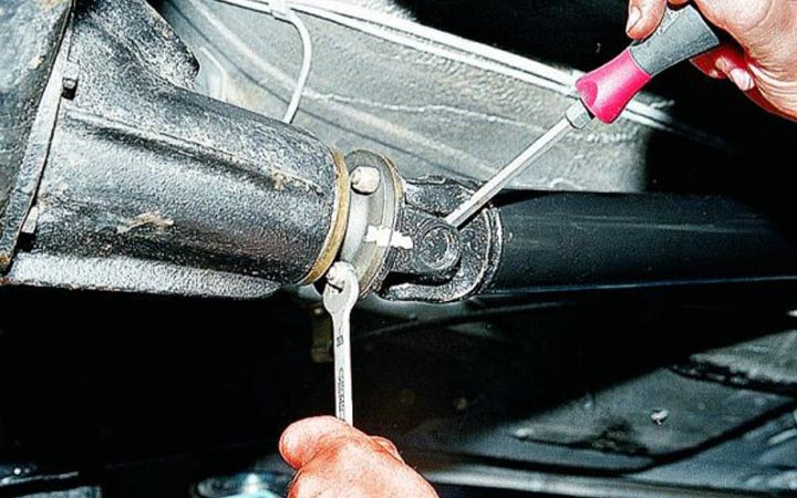 Подробно о замене крестовины карданного вала на автомобилях ВАЗ 2107