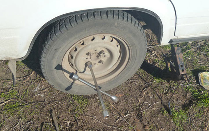 Демонтаж колеса ВАЗ 2107 для замены тормозных колодок