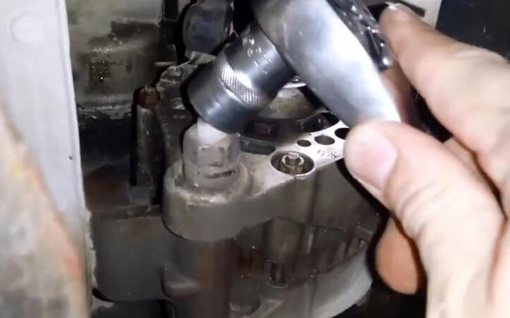 Замена щеток генератора в автомобиле ВАЗ 2107 - пошаговая инструкция
