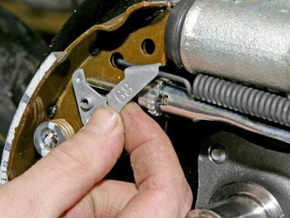 Демонтаж и установка задних тормозных колодок Renault Logan
