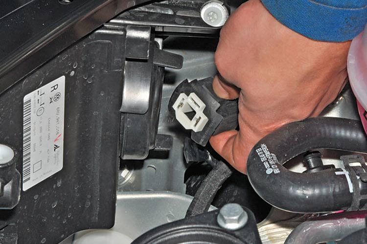 Демонтаж колодки для замены лампочки ближнего света Volkswagen Polo sedan