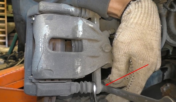 Видео и фото по замене передних тормозных колодок на Lada Vesta