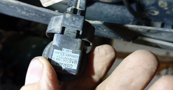 Фото и видео по замене противотуманной лампы на Renault Logan